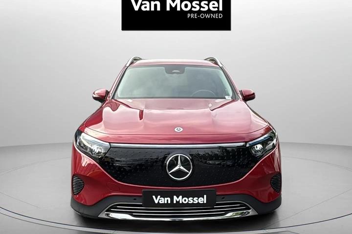 Rød Mercedes EQB 300 fra 2024