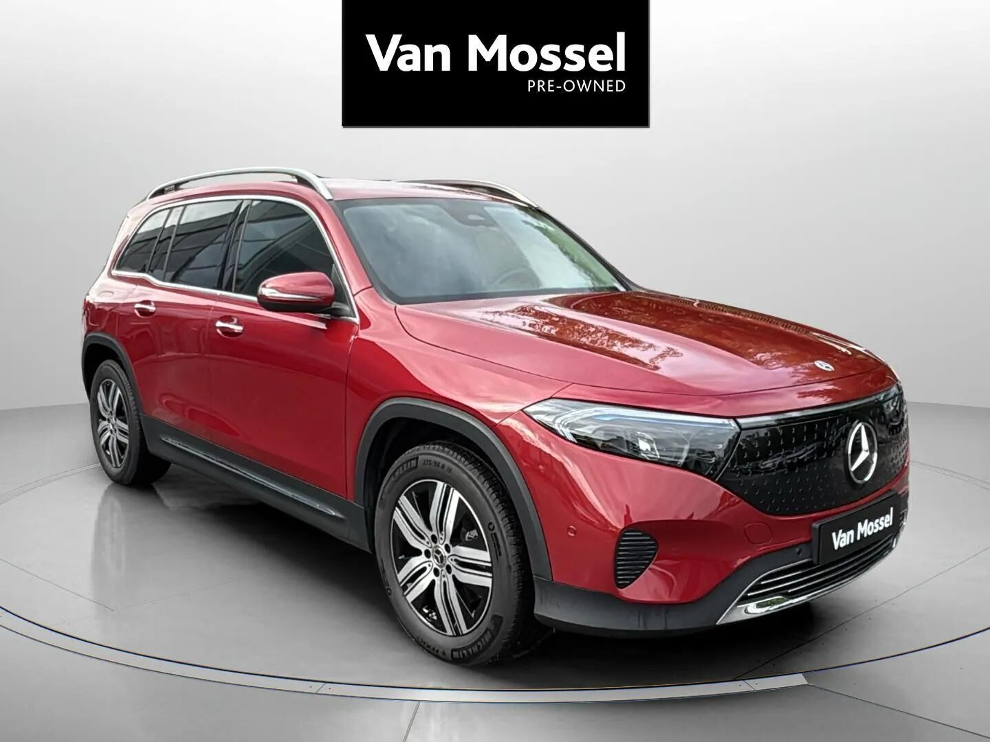 Rød Mercedes EQB 300 fra 2024