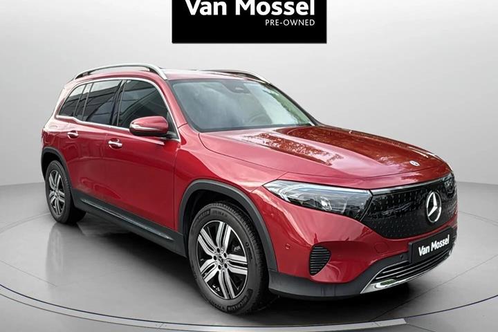 Rød Mercedes EQB 300 fra 2024