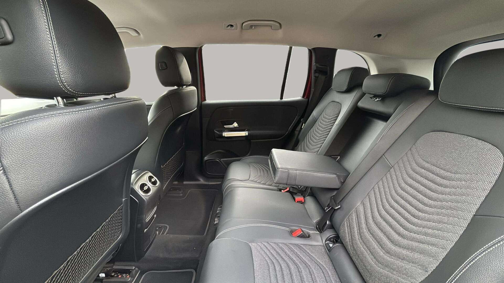 Rød Mercedes EQB 300 fra 2024