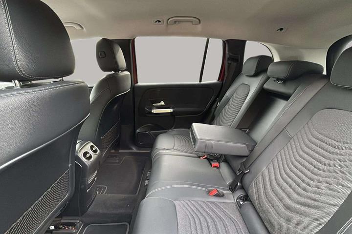 Rød Mercedes EQB 300 fra 2024