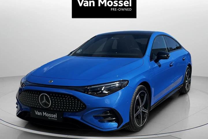 Blå Mercedes CLA250+ fra 2025 set udefra