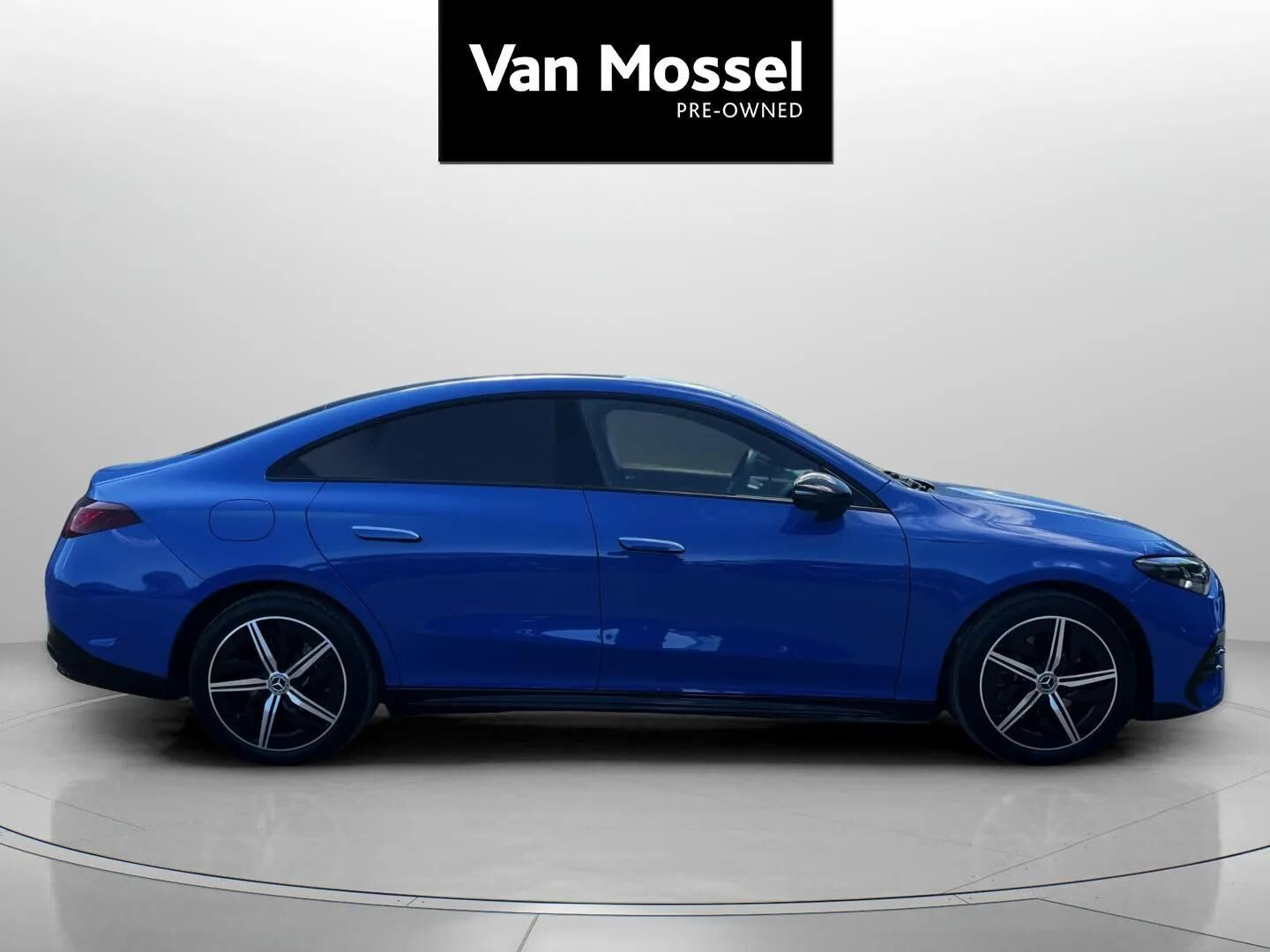 Blå Mercedes CLA250+ fra 2025