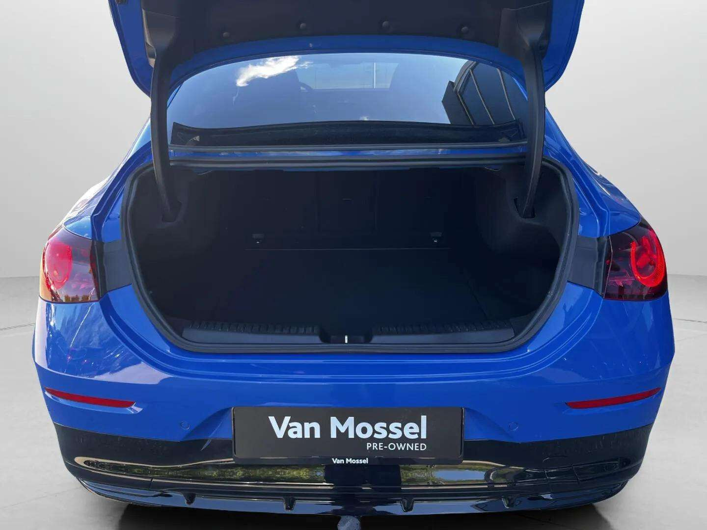 Blå Mercedes CLA250+ fra 2025
