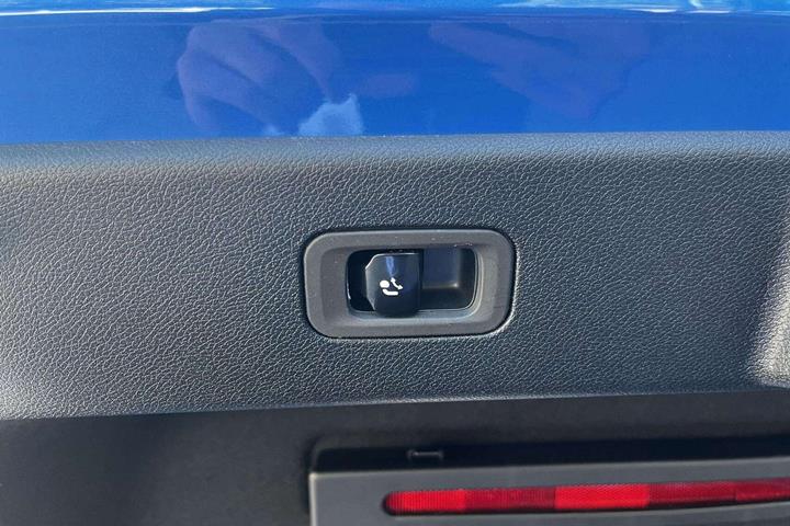 Blå Mercedes CLA250+ fra 2025