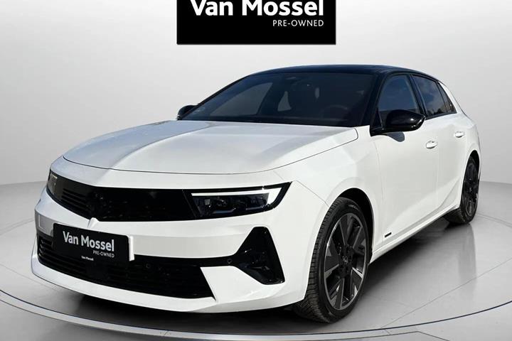 Hvid Opel Astra-e fra 2023 set udefra