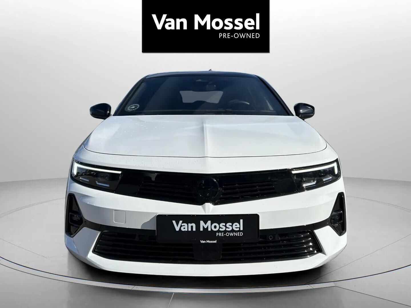 Hvid Opel Astra-e fra 2023