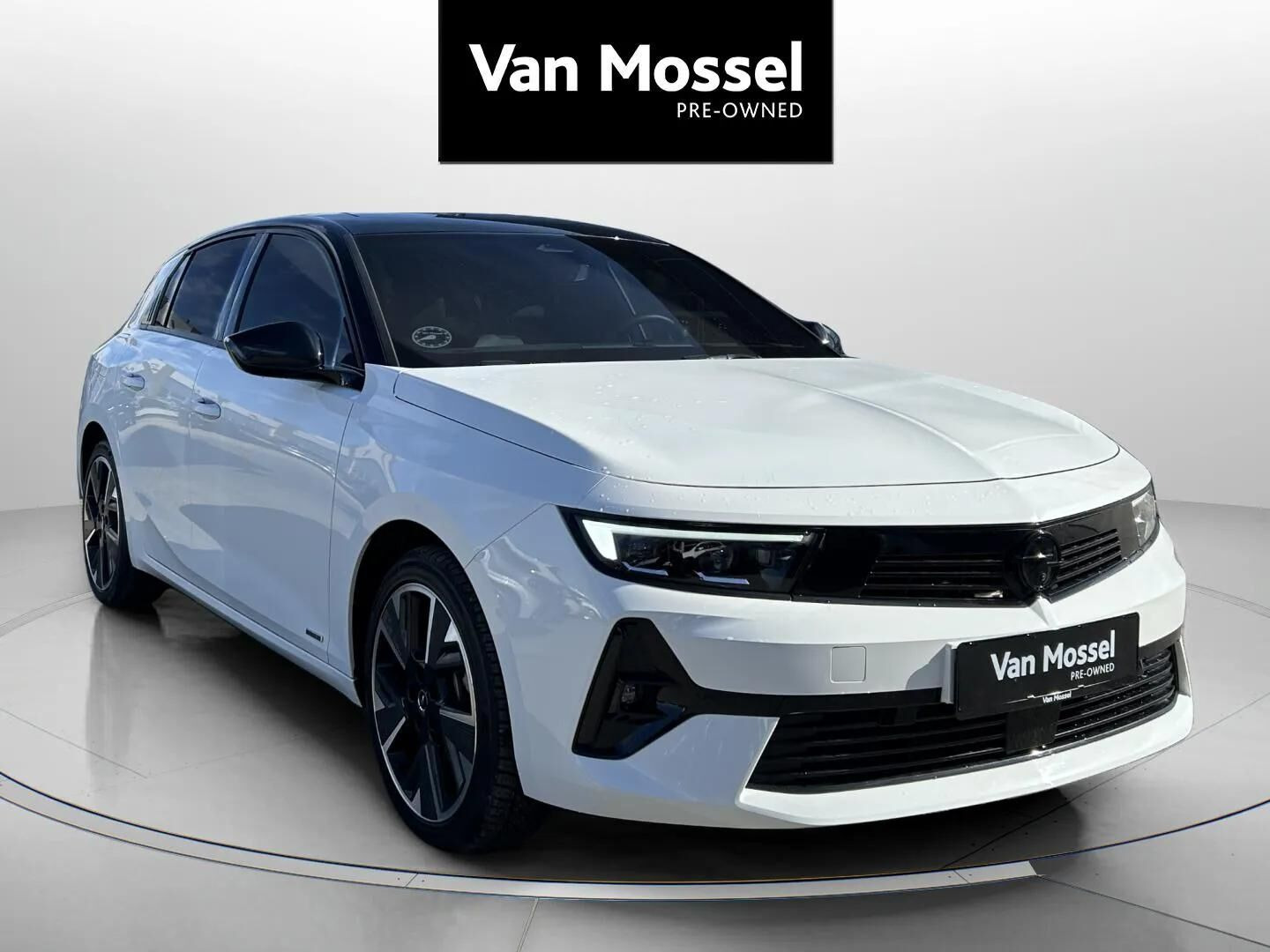 Hvid Opel Astra-e fra 2023