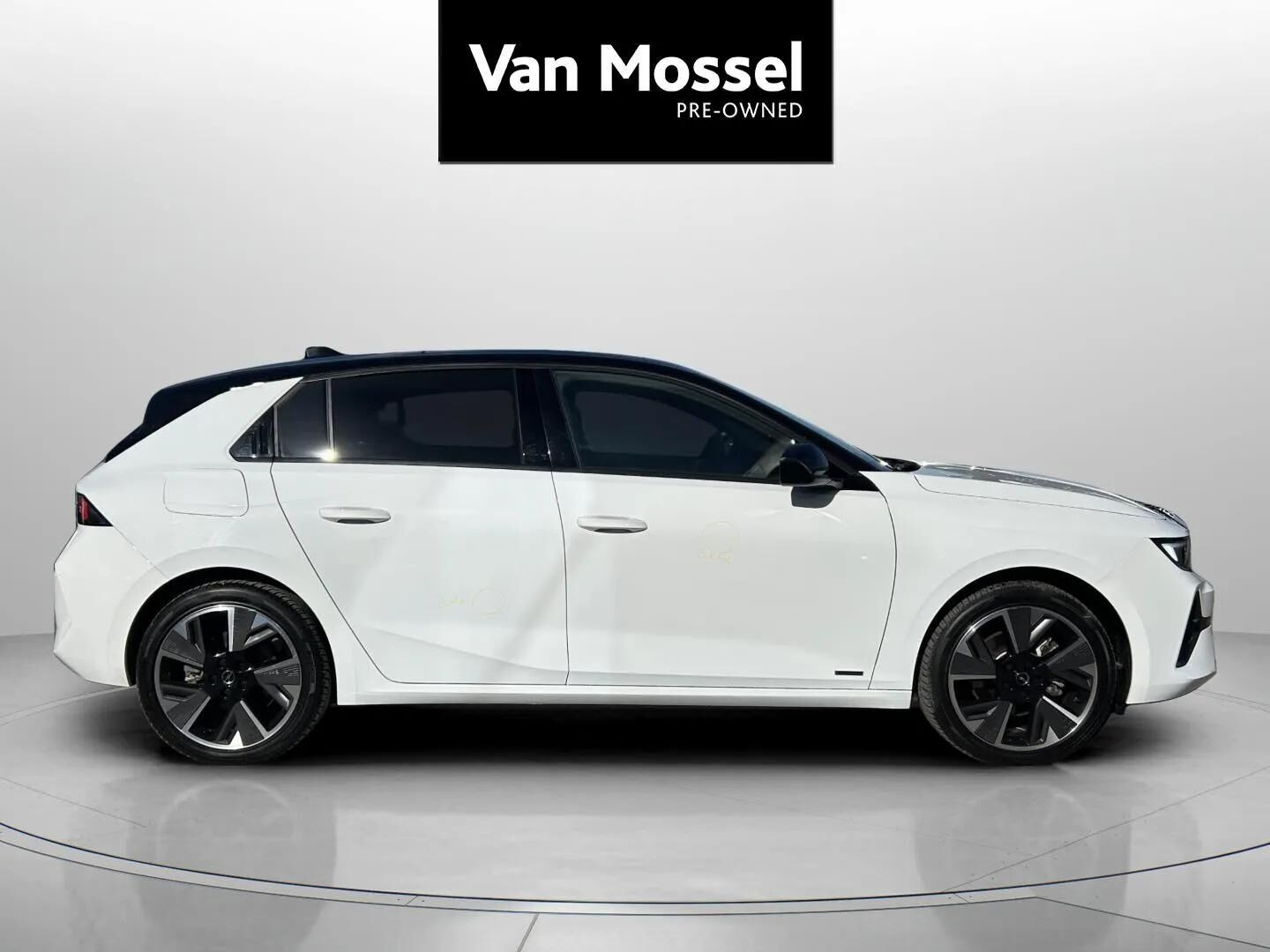 Hvid Opel Astra-e fra 2023