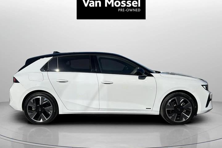 Hvid Opel Astra-e fra 2023