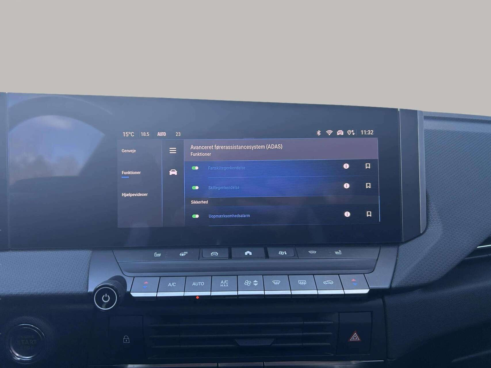 Hvid Opel Astra-e fra 2023
