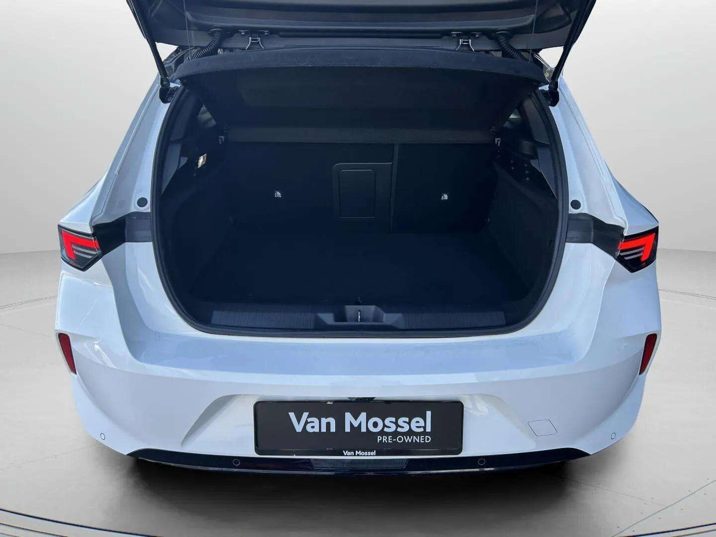 Hvid Opel Astra-e fra 2023