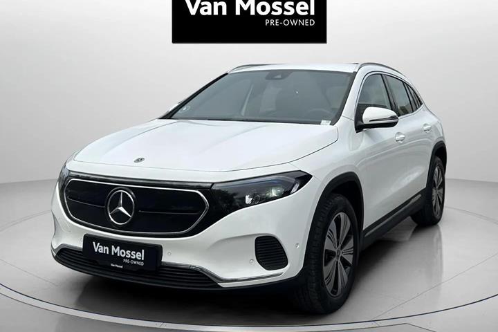Hvid Mercedes EQA 250 fra 2023 set udefra