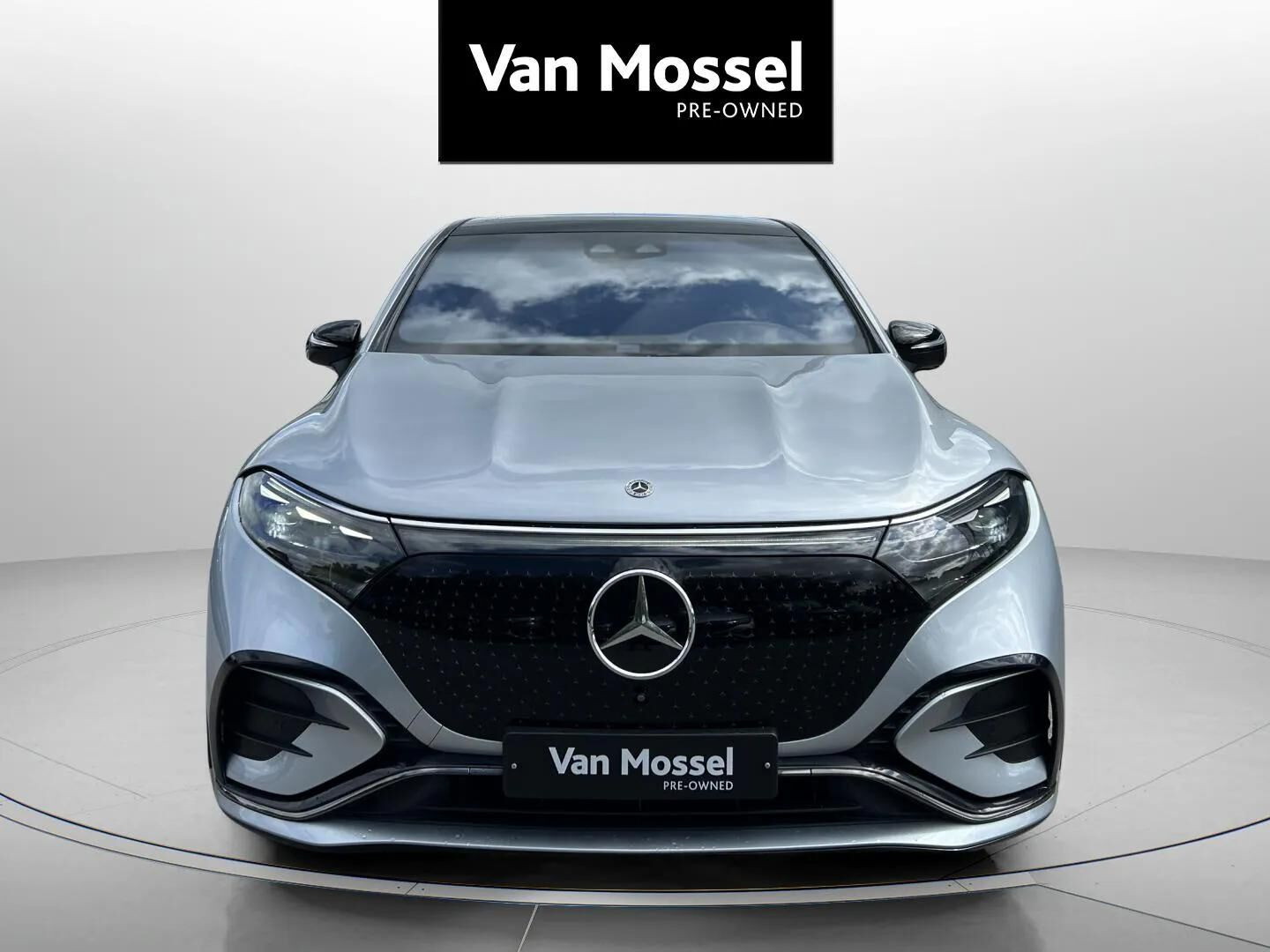 Sølv Mercedes EQS 450 fra 2023 set udefra