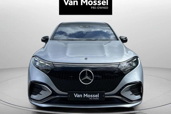 Sølv Mercedes EQS 450 fra 2023 set udefra