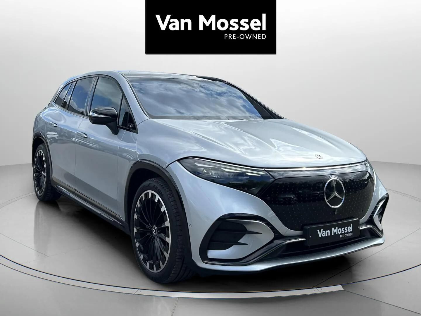 Sølv Mercedes EQS 450 fra 2023 set udefra