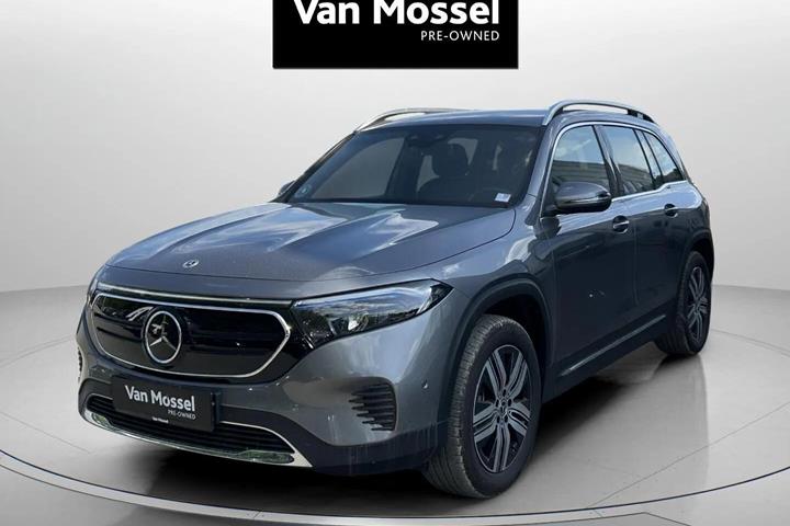 Grå Mercedes EQB 300 fra 2023 set udefra