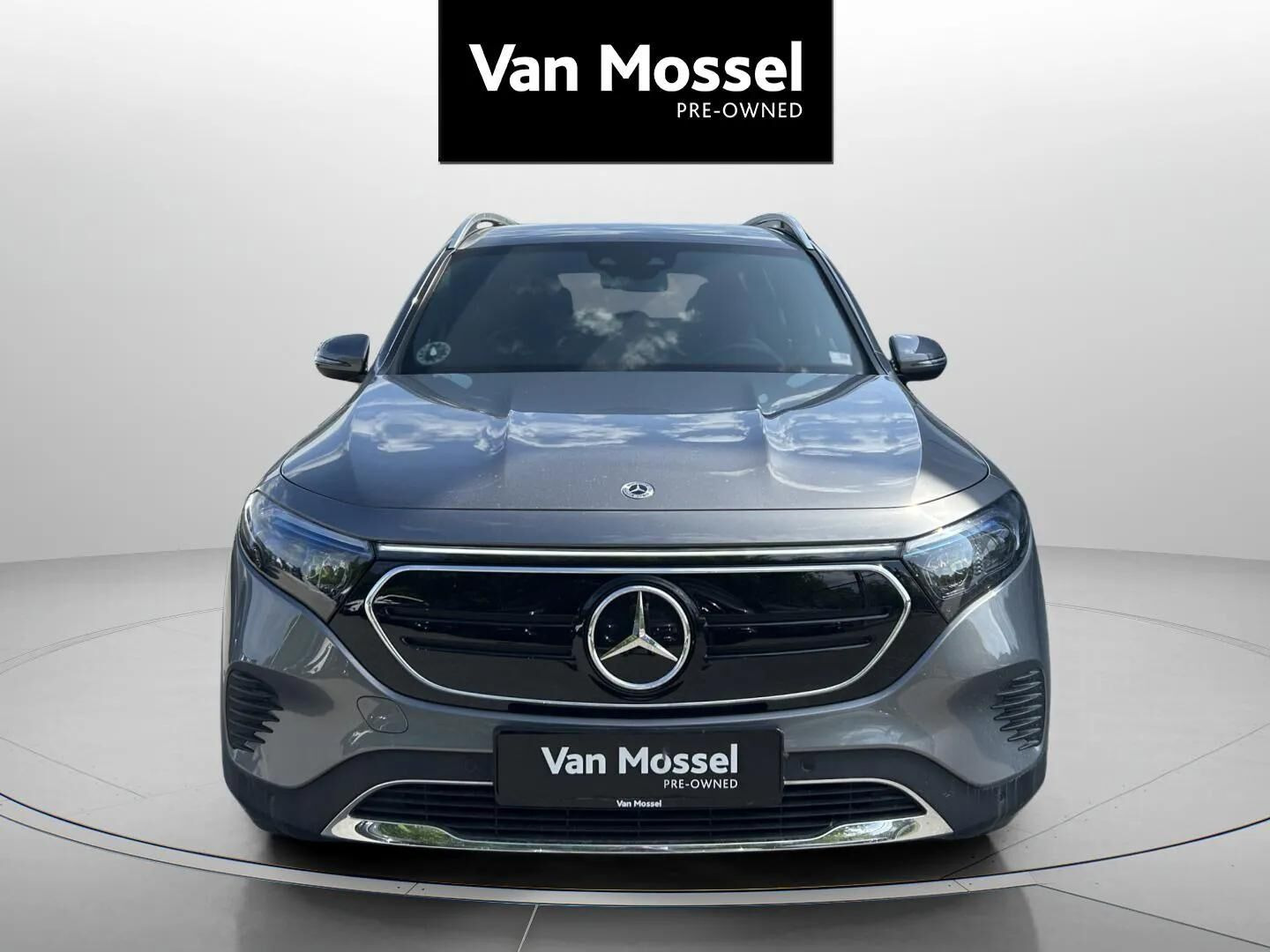 Grå Mercedes EQB 300 fra 2023