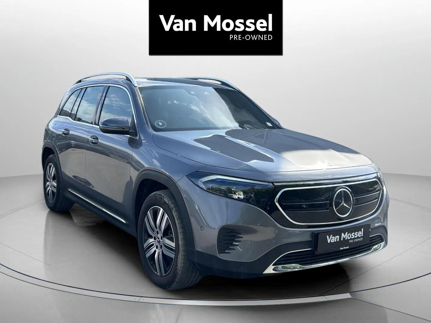 Grå Mercedes EQB 300 fra 2023