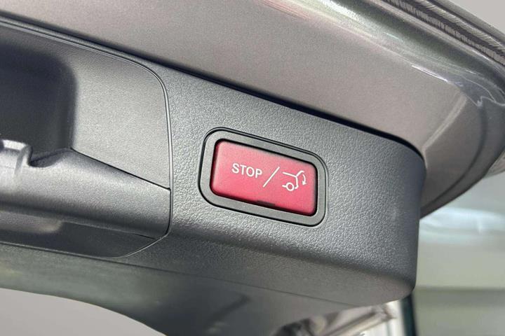 Grå Mercedes EQB 300 fra 2023