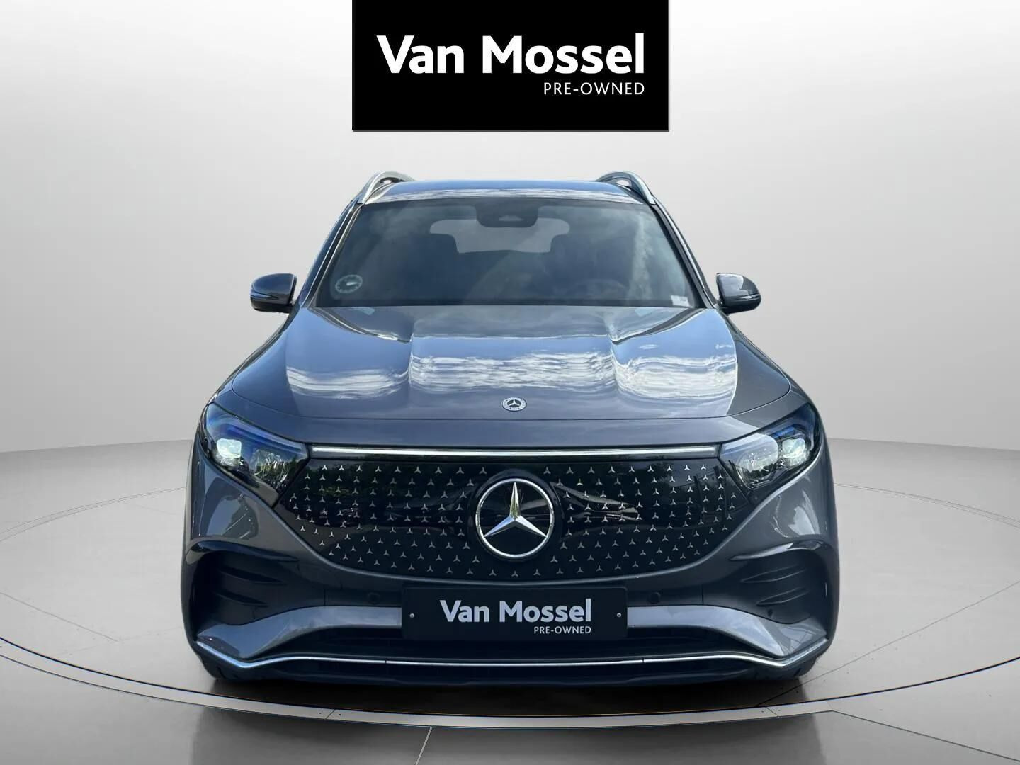 Grå Mercedes EQB 250+ fra 2025