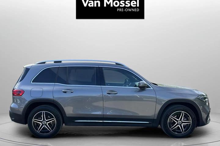 Grå Mercedes EQB 250+ fra 2025