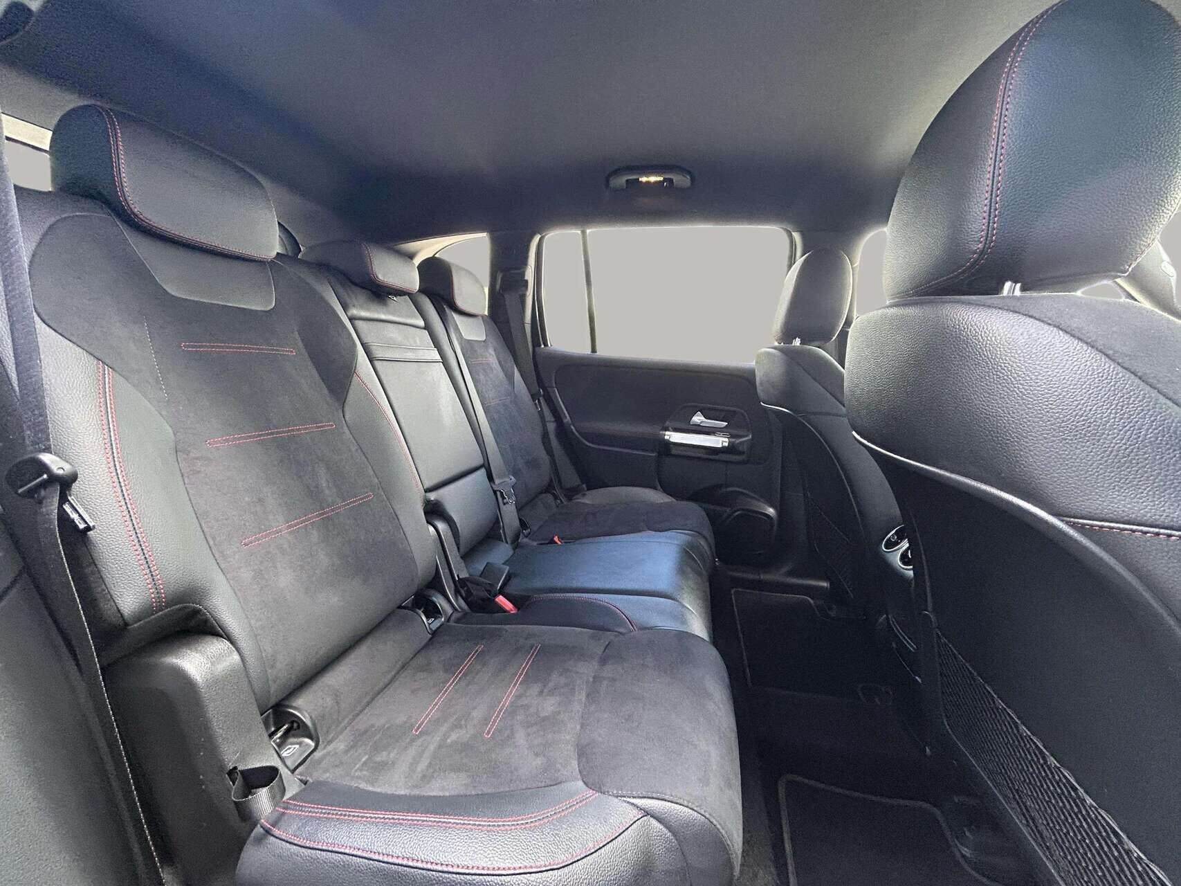 Sort Mercedes EQB 250+ fra 2024
