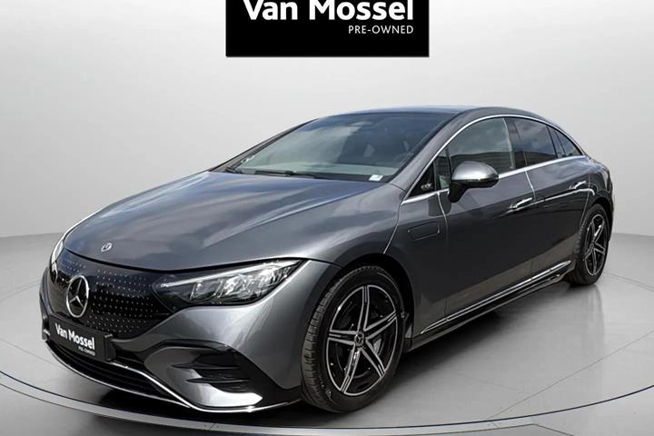 Grå Mercedes EQE 350 fra 2024 set udefra