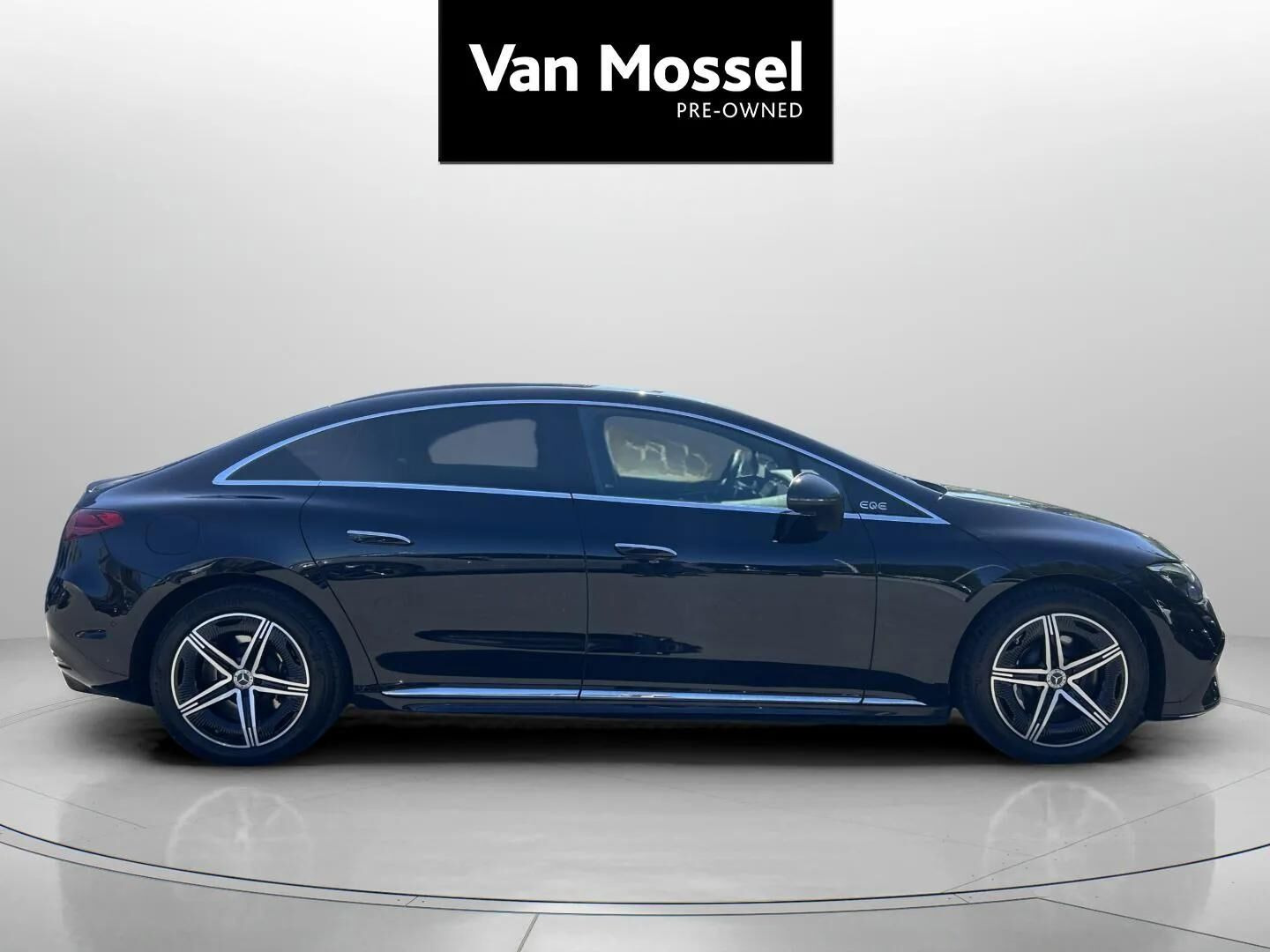 Sort Mercedes EQE 350 fra 2024