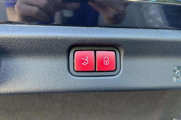 Sort Mercedes EQE 350 fra 2024