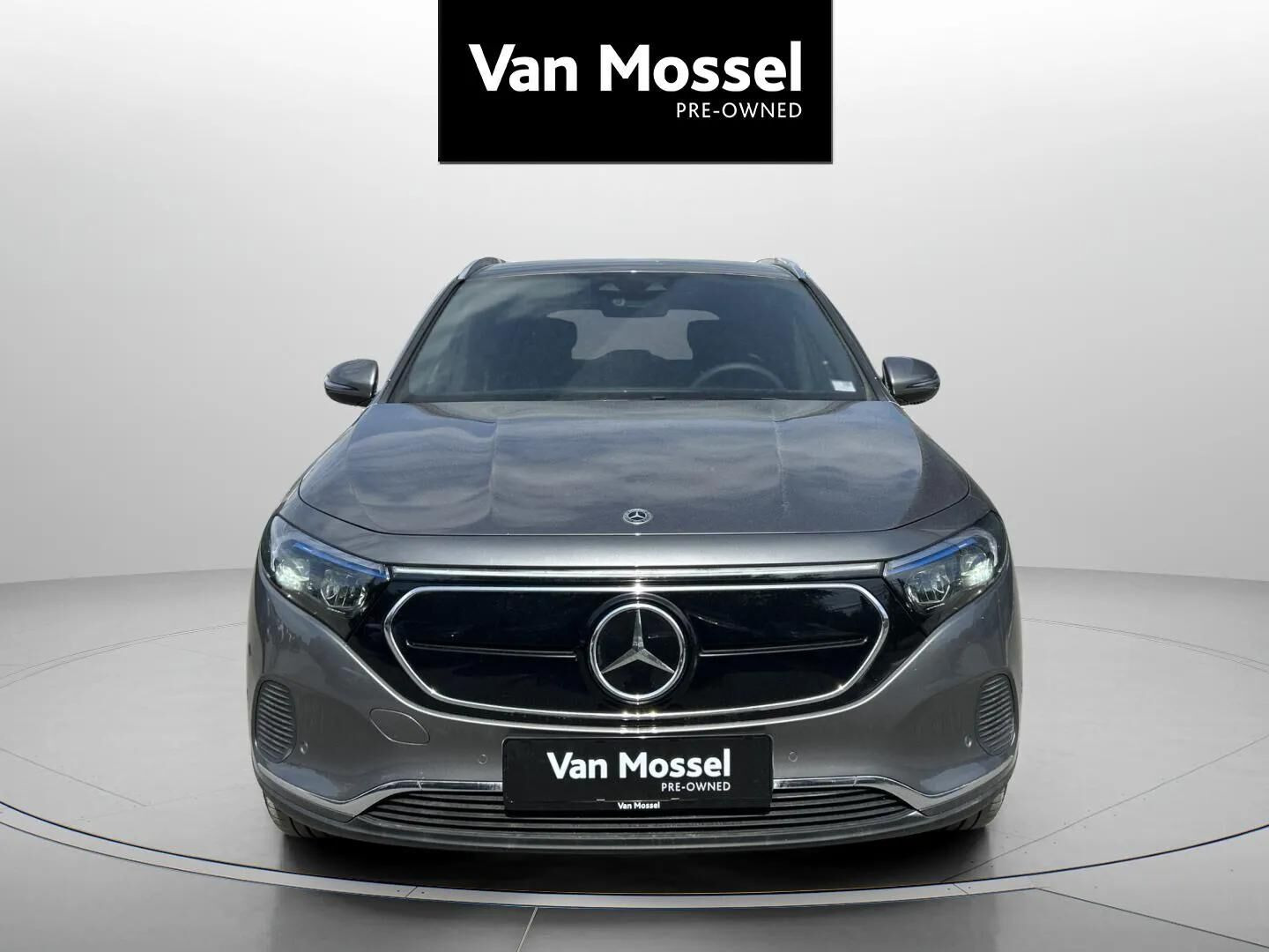 Grå Mercedes EQA 350 fra 2025 set udefra
