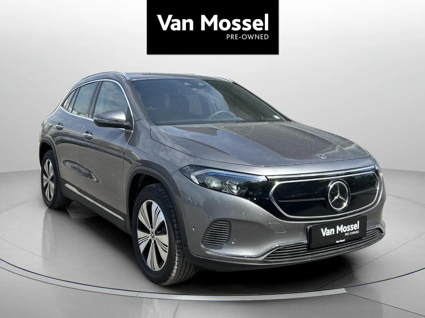 Grå Mercedes EQA 350 fra 2025 set udefra