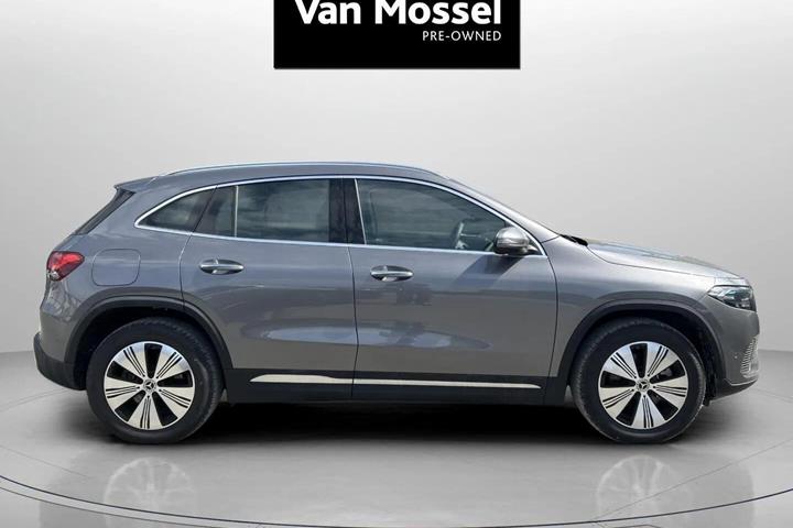 Grå Mercedes EQA 350 fra 2025 set udefra