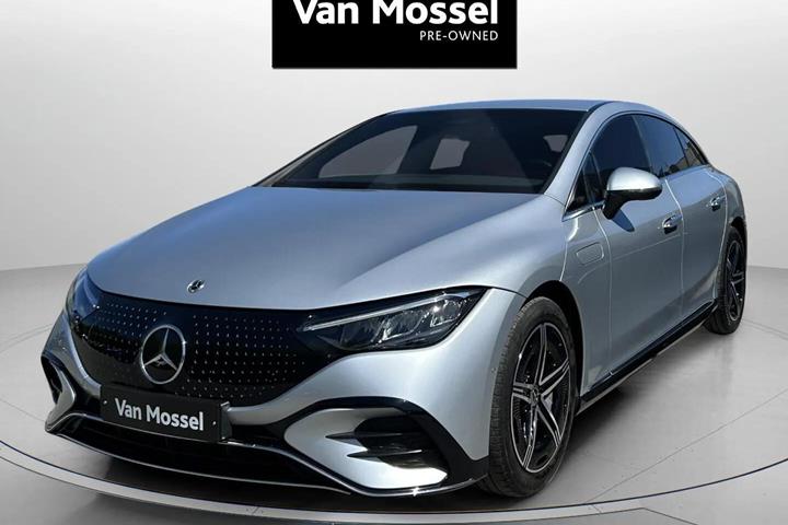 Sølv Mercedes EQE 350 fra 2023 set udefra