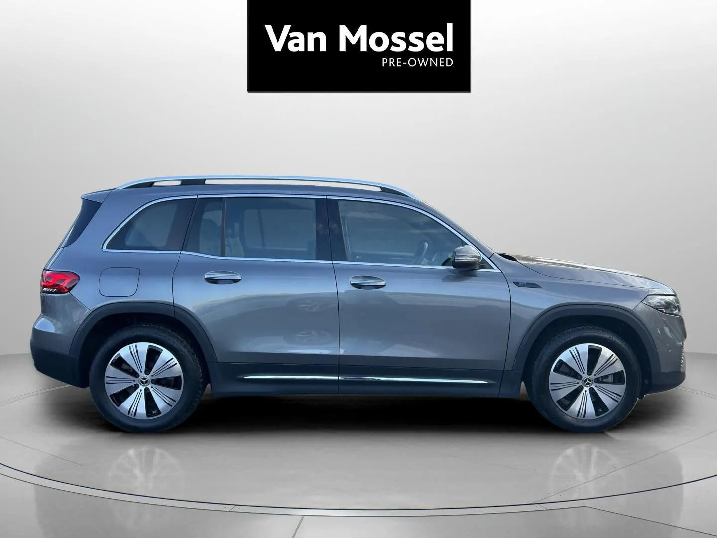 Grå Mercedes EQB 250 fra 2023