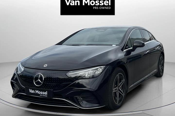 Sort Mercedes EQE 350 fra 2023 set udefra