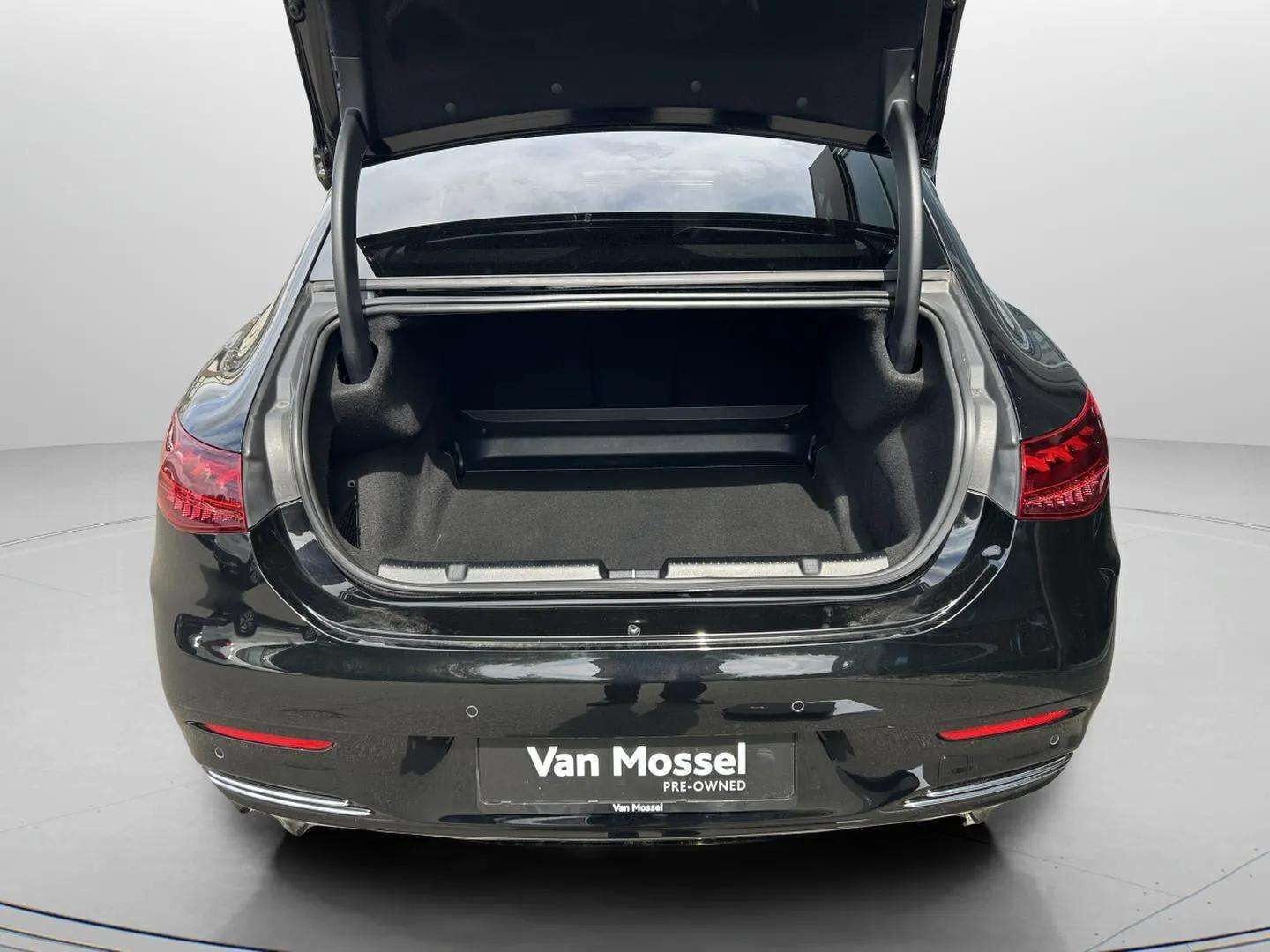Sort Mercedes EQE 350 fra 2023