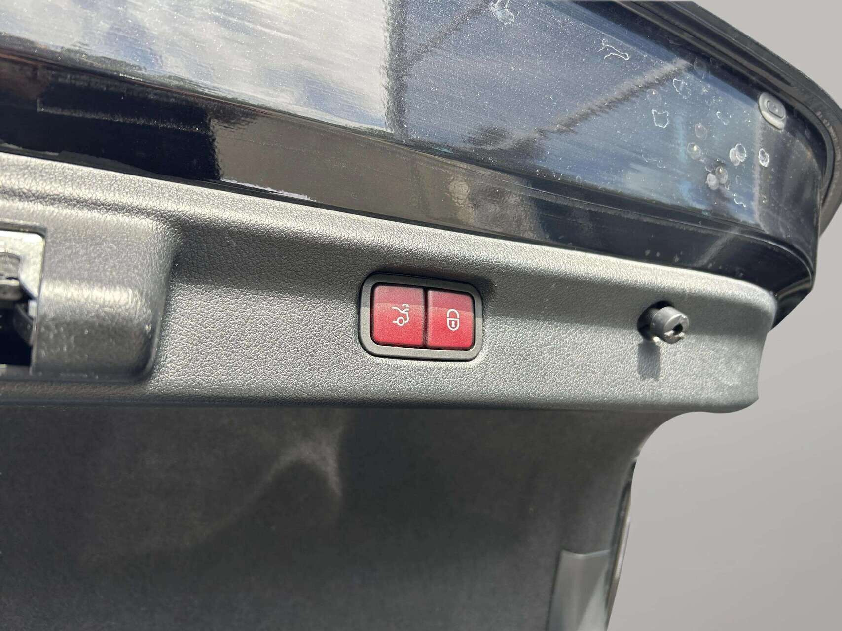 Sort Mercedes EQE 350 fra 2023