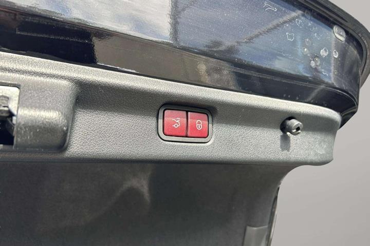 Sort Mercedes EQE 350 fra 2023