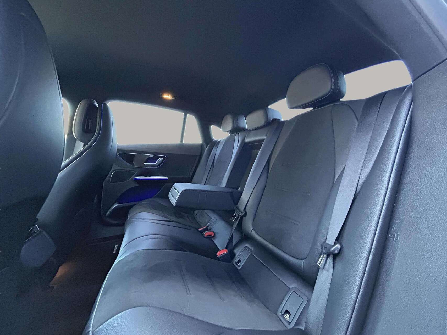 Sort Mercedes EQE 350 fra 2023