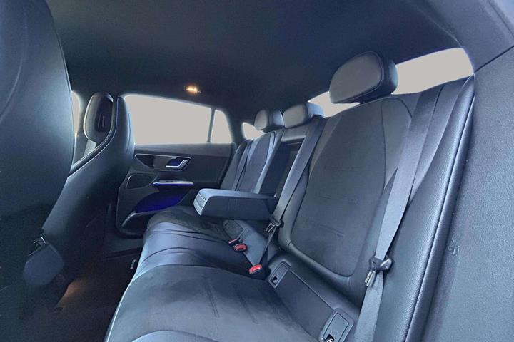 Sort Mercedes EQE 350 fra 2023