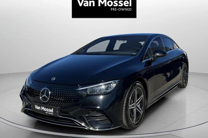 Sort Mercedes EQE 350 fra 2023 set udefra