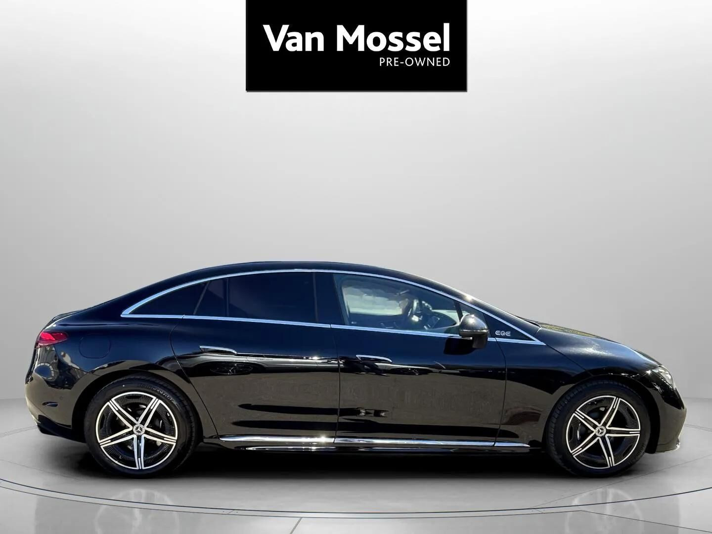 Sort Mercedes EQE 350 fra 2023