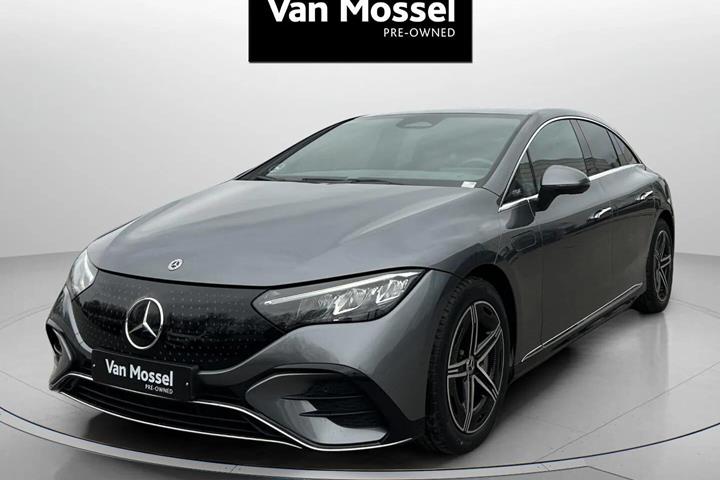 Grå Mercedes EQE 350 fra 2023 set udefra