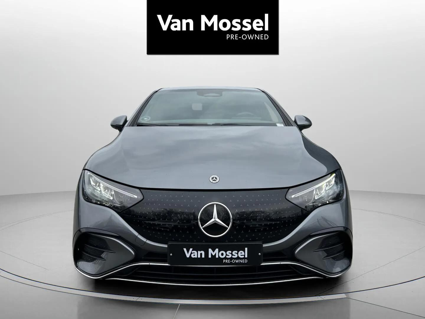 Grå Mercedes EQE 350 fra 2023