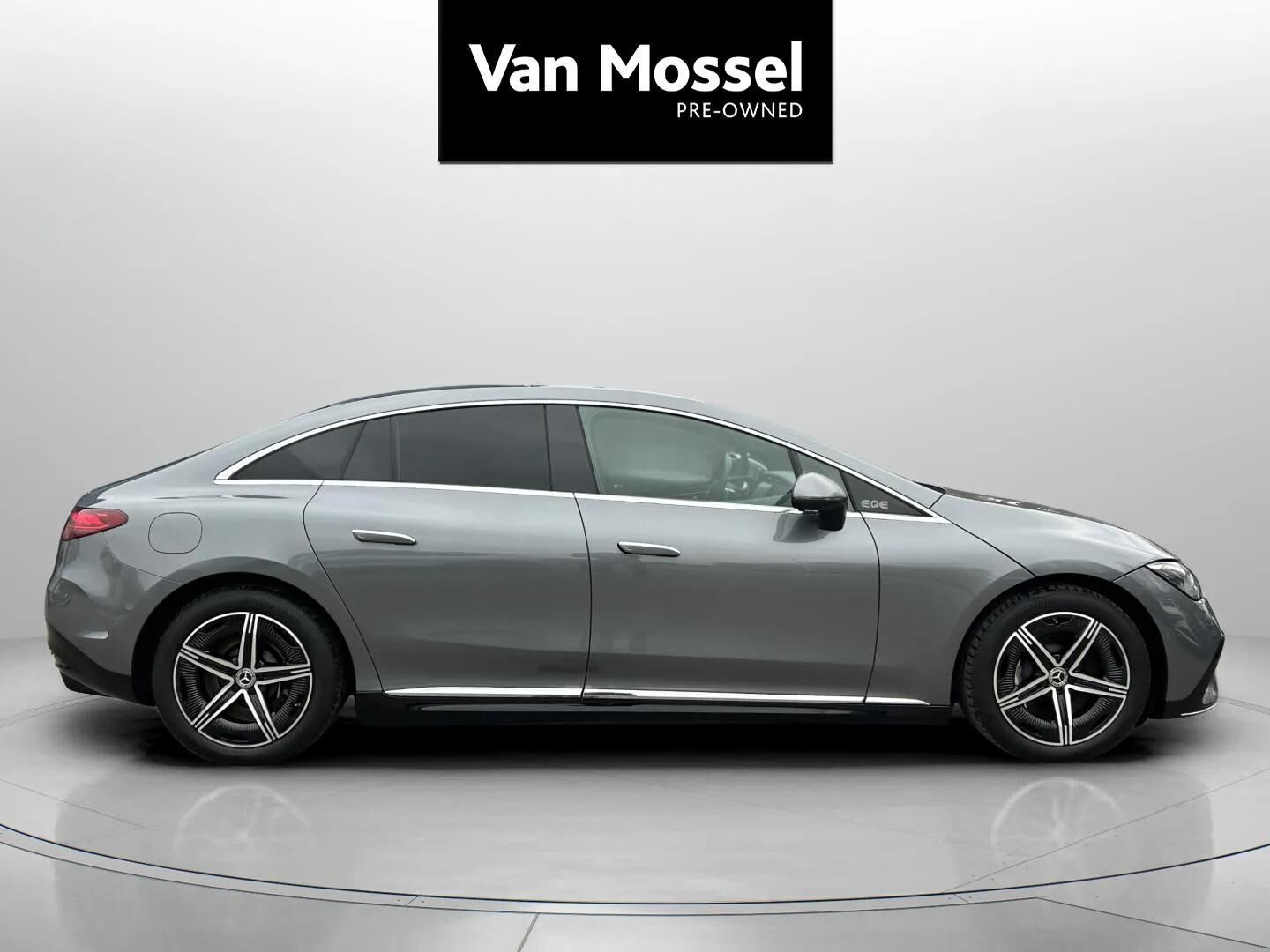 Grå Mercedes EQE 350 fra 2023