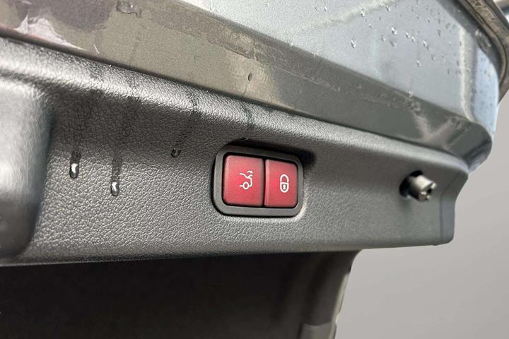 Grå Mercedes EQE 350 fra 2023