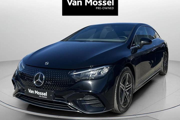 Sort Mercedes EQE 500 fra 2023 set udefra