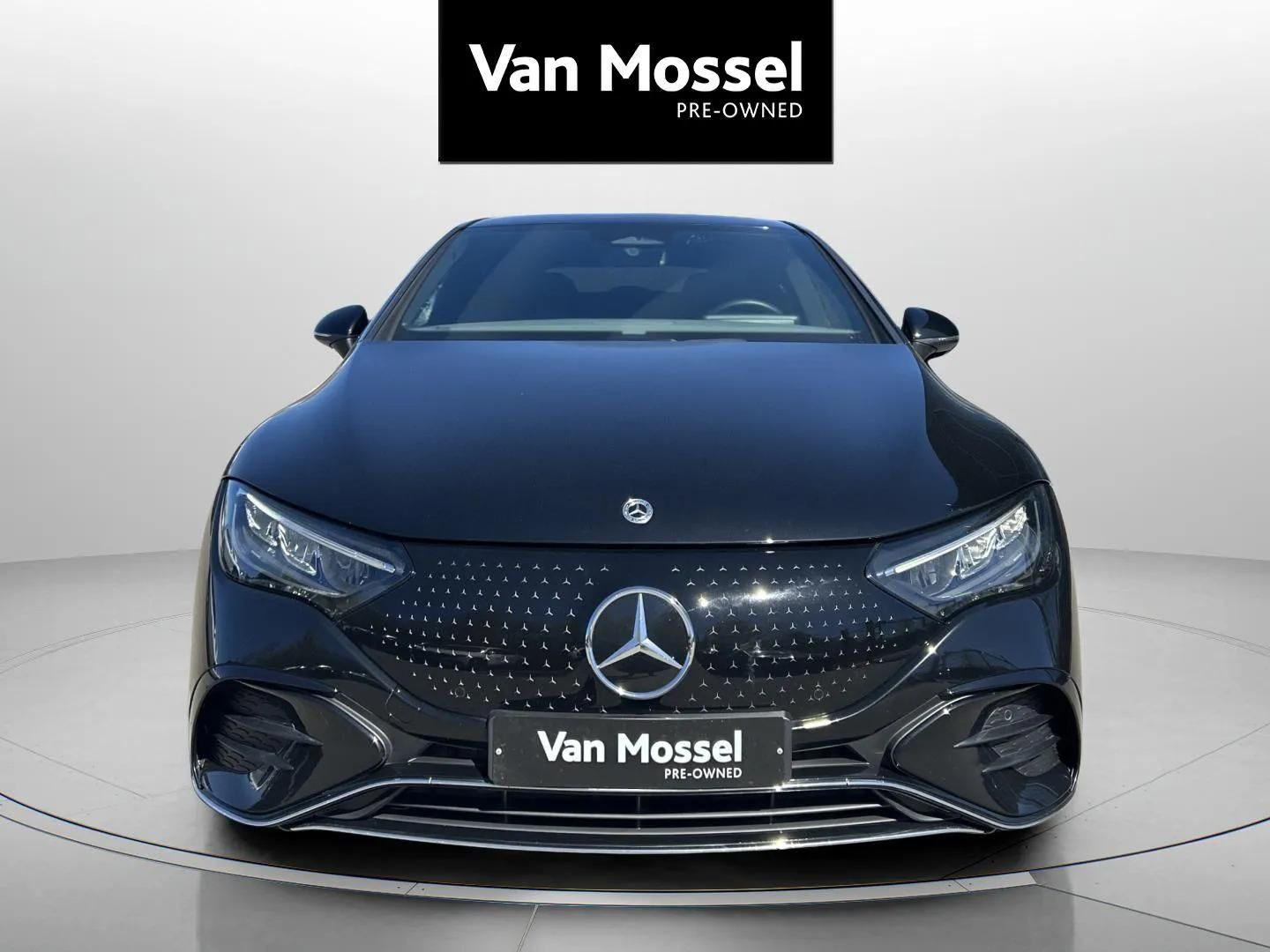Sort Mercedes EQE 500 fra 2023 set udefra