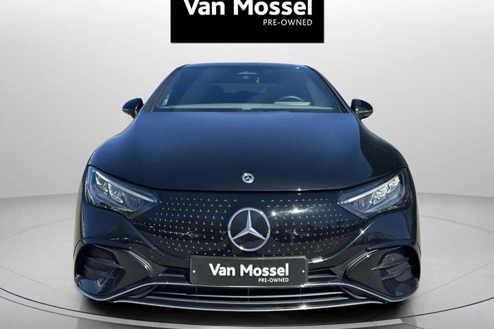 Sort Mercedes EQE 500 fra 2023 set udefra